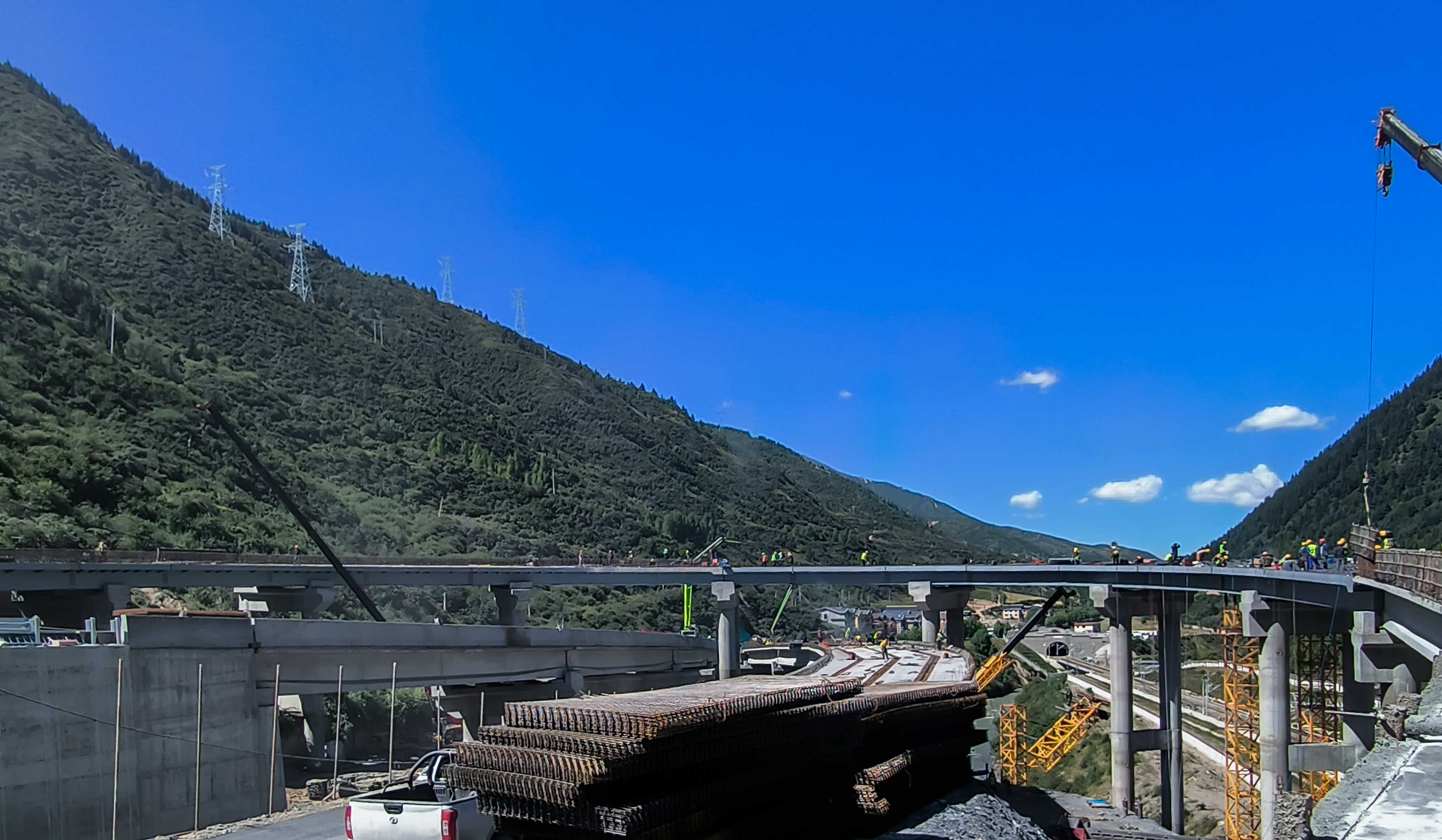 公司川青鐵路站場連接線黃龍九寨互通橋梁鋼結構制造項目獲總包單位表揚
